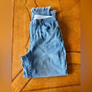 Democracy NWOT Straight Frayed Hem Crop Jean